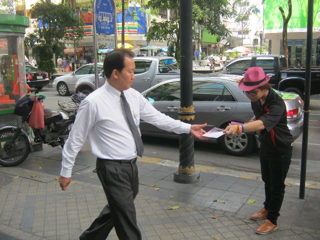 รับจ้างแจกใบปลิว,บริการแจกใบปลิว,รับแจกใบปลิว,รับติดโปสเตอร์,แจกใบปลิว ทุกชนิด 