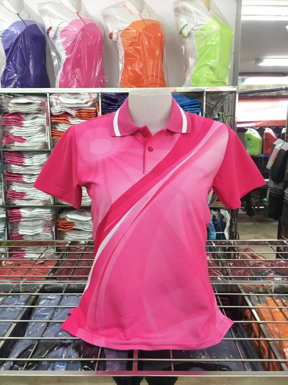 เสื้อโปโลพิมพ์ลายสีบานเย็น ทรงสปอร์ต พร้อมส่งทั่วประเทศ